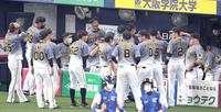 試合前の円陣で笑顔の矢野監督（中央奥）ら＝撮影・飯室逸平