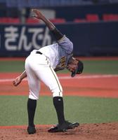 ３回、打球を右腕に当て、痛がるオネルキ・ガルシア（撮影・北村雅宏）