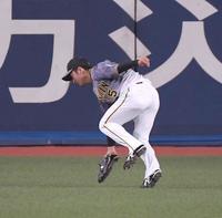 ２回、好捕する近本光司（撮影・北村雅宏）