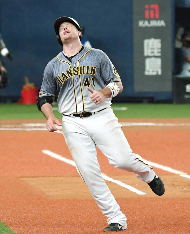 　６回、チャンスに二ゴロ併殺打に倒れ、天を仰ぐボーア