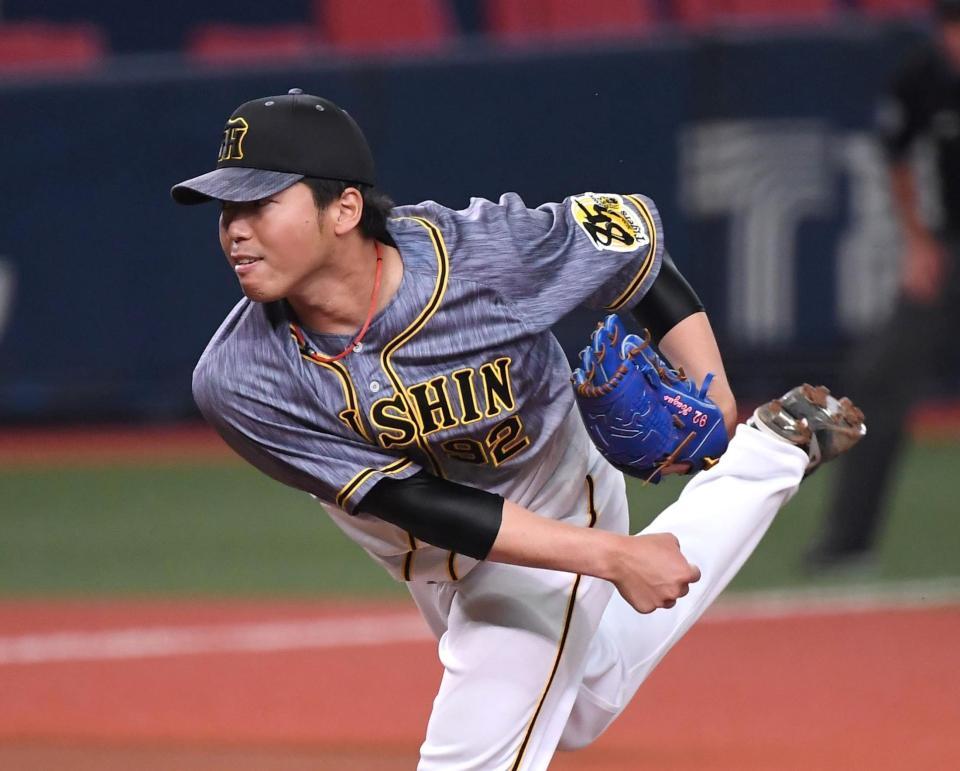 ６回から登板する阪神・伊藤和雄＝京セラドーム大阪（撮影・北村雅宏）