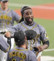 　２回を投げ終え、笑顔でベンチに戻るガルシア（撮影・高部洋祐）