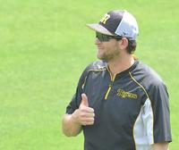 サムアップポーズを見せるガンケル（撮影・高部洋祐）