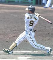 　１回、安打を放つ高山＝鳴尾浜球場（代表撮影）