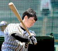 　打撃練習する近本