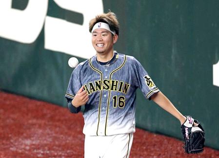 　明るい表情で練習する西勇