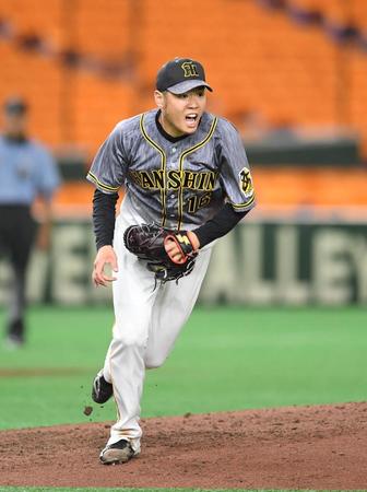 ４回巨人１死、巨人・丸佳浩を一ゴロに打ち取り、声を出しながらベースカバーに向かう阪神・西勇輝＝東京ドーム（撮影・中田匡峻）