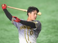 　ロングティーで汗を流す木浪