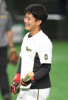 　笑顔を見せる木浪（撮影・中田匡峻）