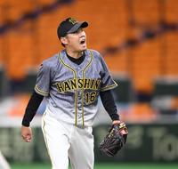 　６回、パーラを三振に仕留め声を張り上げる西勇（撮影・田中太一）