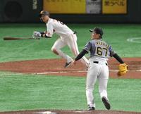 　７回、吉川尚に勝ち越し２ランを打たれる岩崎（撮影・飯室逸平）