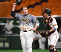 　６回、打ち損じたボーアはヘルメットを脱ぐ（撮影・田中太一）