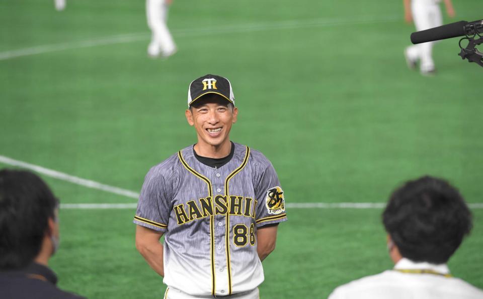 　取材中、笑顔を見せる矢野監督