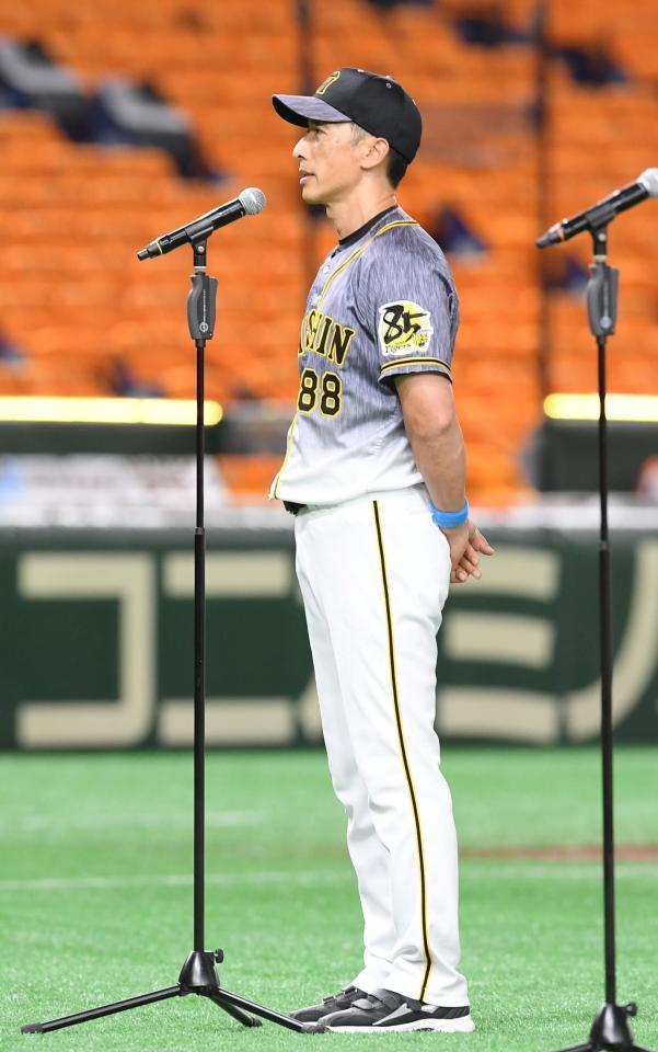 　セレモニーであいさつする矢野監督（撮影・中田匡峻）