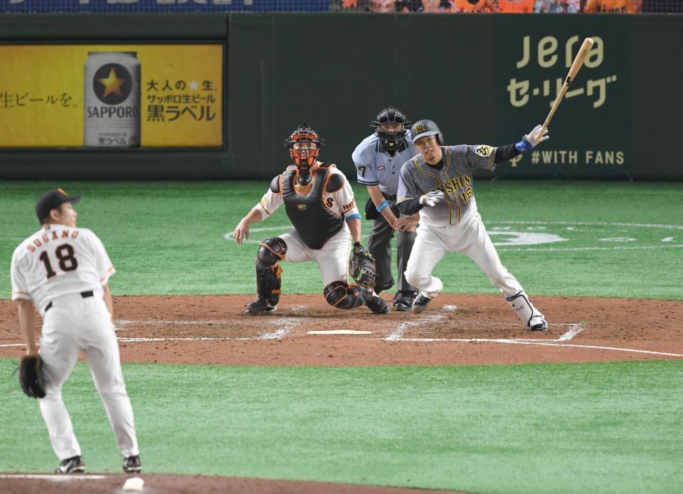 　５回、菅野から勝ち越しタイムリー二塁打を放つ西勇（撮影・飯室逸平）