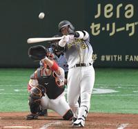 　４回、左越えに同点ソロを放つ原口（撮影・飯室逸平）