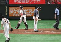 ７回、２死満塁の好機に見逃し三振に倒れるボーア（撮影・飯室逸平）