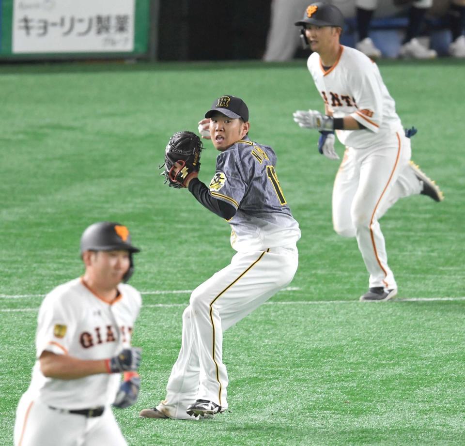 　５回、吉川尚（右奥）の投ゴロで一走・菅野（手前）を二塁封殺する西勇