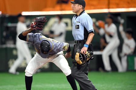 ４回、巨人・北村に適時打を許した阪神・ガルシアはグラブをたたきつけて悔しがる（撮影・田中太一）