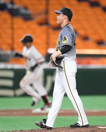 ５回、パーラ（後方）に２ランを浴びた守屋（撮影・中田匡峻）