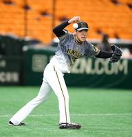 　７回、炭谷の打球を処理するもファンブルする小川