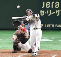 　４回、左越えに同点ソロを放つ原口