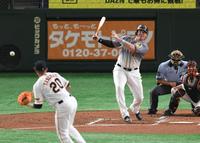 ２回、遊ゴロに倒れるボーア（撮影・飯室逸平）