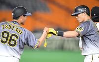 ８回、左前打を放った糸井（右）は筒井壮外野守備走塁コーチとグータッチ（撮影・中田匡峻）