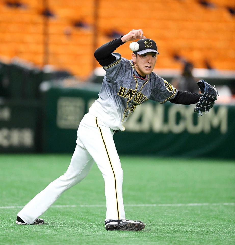 　７回、炭谷の打球を処理するもファンブルする小川