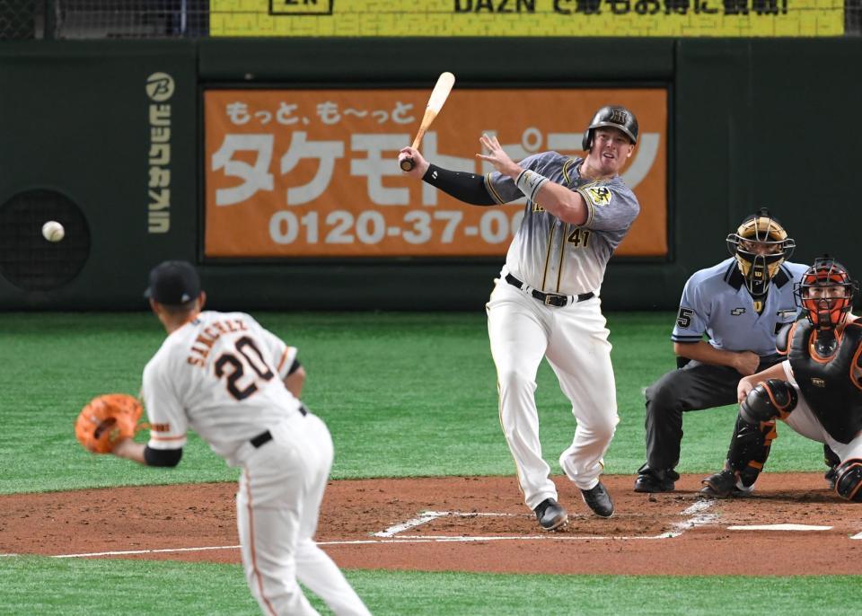 ２回、遊ゴロに倒れるボーア（撮影・飯室逸平）