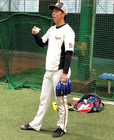 ヤクルト戦へ向け調整する阪神・青柳晃洋＝神宮室内（阪神タイガース提供）