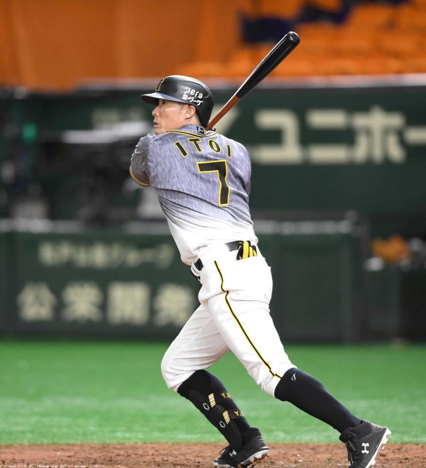 　８回、左前打を放つ糸井