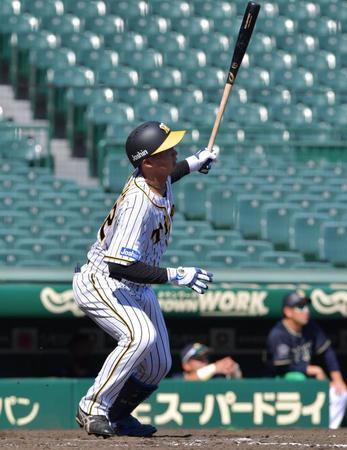 ９回、二塁打を放つ阪神・井上広大＝甲子園（撮影・神子素慎一）