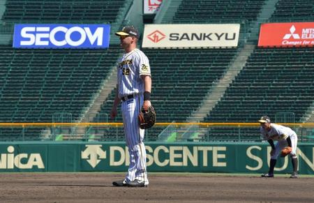 ８回一塁の守備についた阪神　ジェリー・サンズ＝甲子園（撮影・神子素慎一）