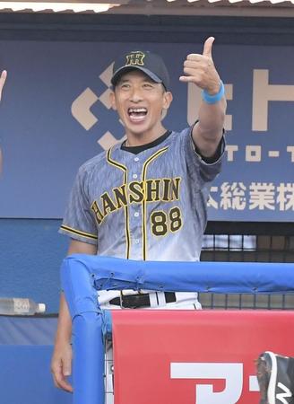 １回、マルテが２ランを放ちアロハポーズを決める矢野監督＝神宮球場（撮影・堀内翔）