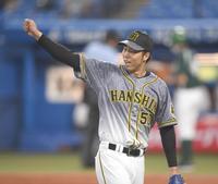 ４回、ヤクルト・山田の打球を好捕した近本に手を上げる阪神・青柳＝神宮（撮影・田中太一）