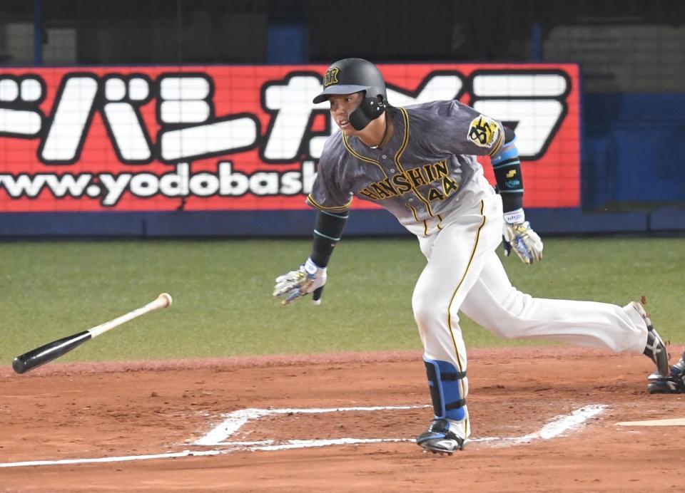 ６回、タイムリーを放つ阪神・梅野隆太郎＝神宮（撮影・飯室逸平）