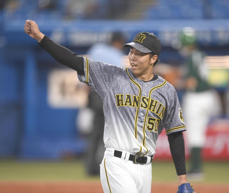 ４回、ヤクルト・山田の打球を好捕した近本に手を上げる阪神・青柳＝神宮（撮影・田中太一）