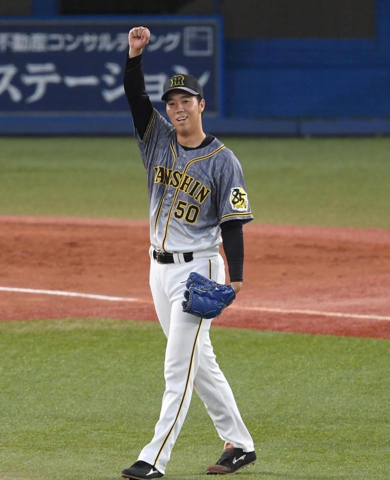 ガッツポーズする阪神・青柳＝神宮（撮影・飯室逸平）