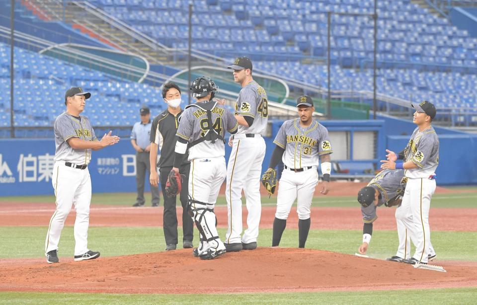 １回、満塁となりマウンドに集まるガンケルら阪神ナイン（撮影・堀内翔）