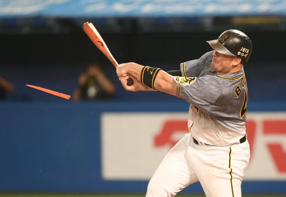 ４回、ファウルボールの際バットを折る阪神・ボーア（撮影・田中太一）