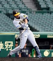 ３回、井上は逆転適時二塁打を放つ（撮影・山口登）