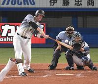 ５回、二塁打を放つ阪神・ボーア（撮影・飯室逸平）