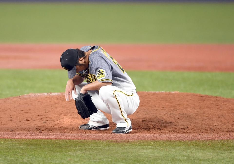 ９回、西浦にサヨナラ３ランを浴び、マウンドで座り込む阪神・藤川（撮影・田中太一）