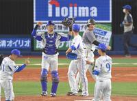 喜ぶＤｅＮＡナインを横目にベンチに戻る阪神・ボーア（右奥）＝撮影・高部洋祐