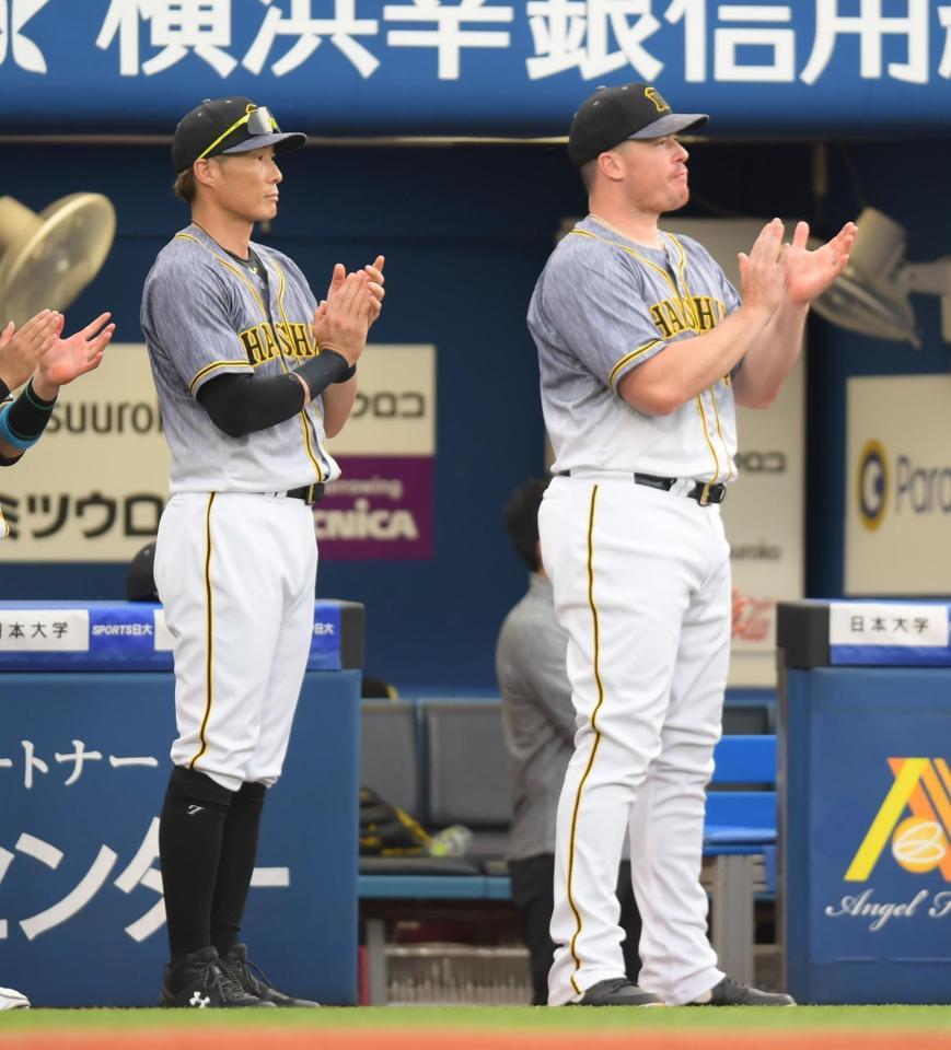 医療従事者に拍手をおくる阪神・糸井とボーア＝横浜（撮影・金田祐二）