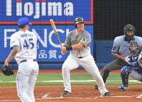 　１回、ピープルズ（手前）から適時打を放つボーア（撮影・高部洋祐）