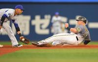 　１回、適時打を放ったボーアは二盗を決める（撮影・田中太一）