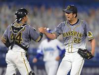 　梅野と喜ぶ藤川（撮影・金田祐二）