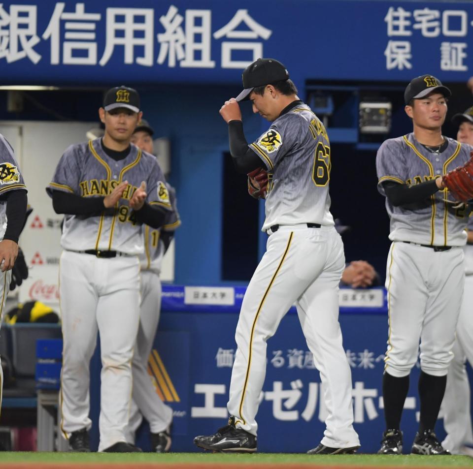 6回、DeNAに逆転を許しがっくりとベンチに戻る岩崎(撮影・金田祐二)